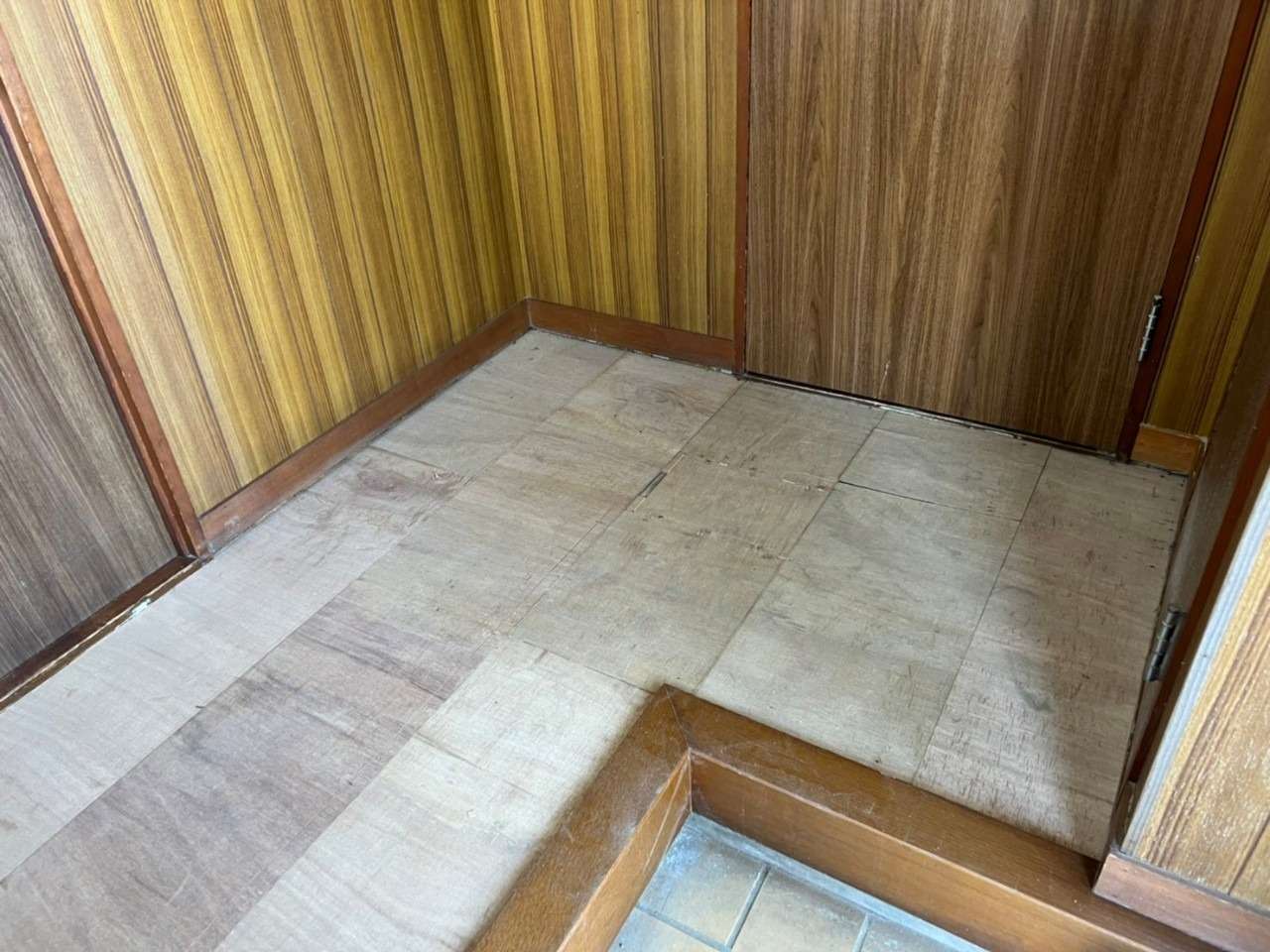 【千葉市美浜区】玄関前床板を張り替えました
